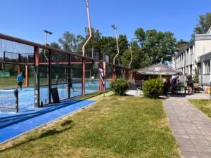 Außenbereich von Padel Tennis Nürnberg – Padelcourts und Spielbetrieb des Partners