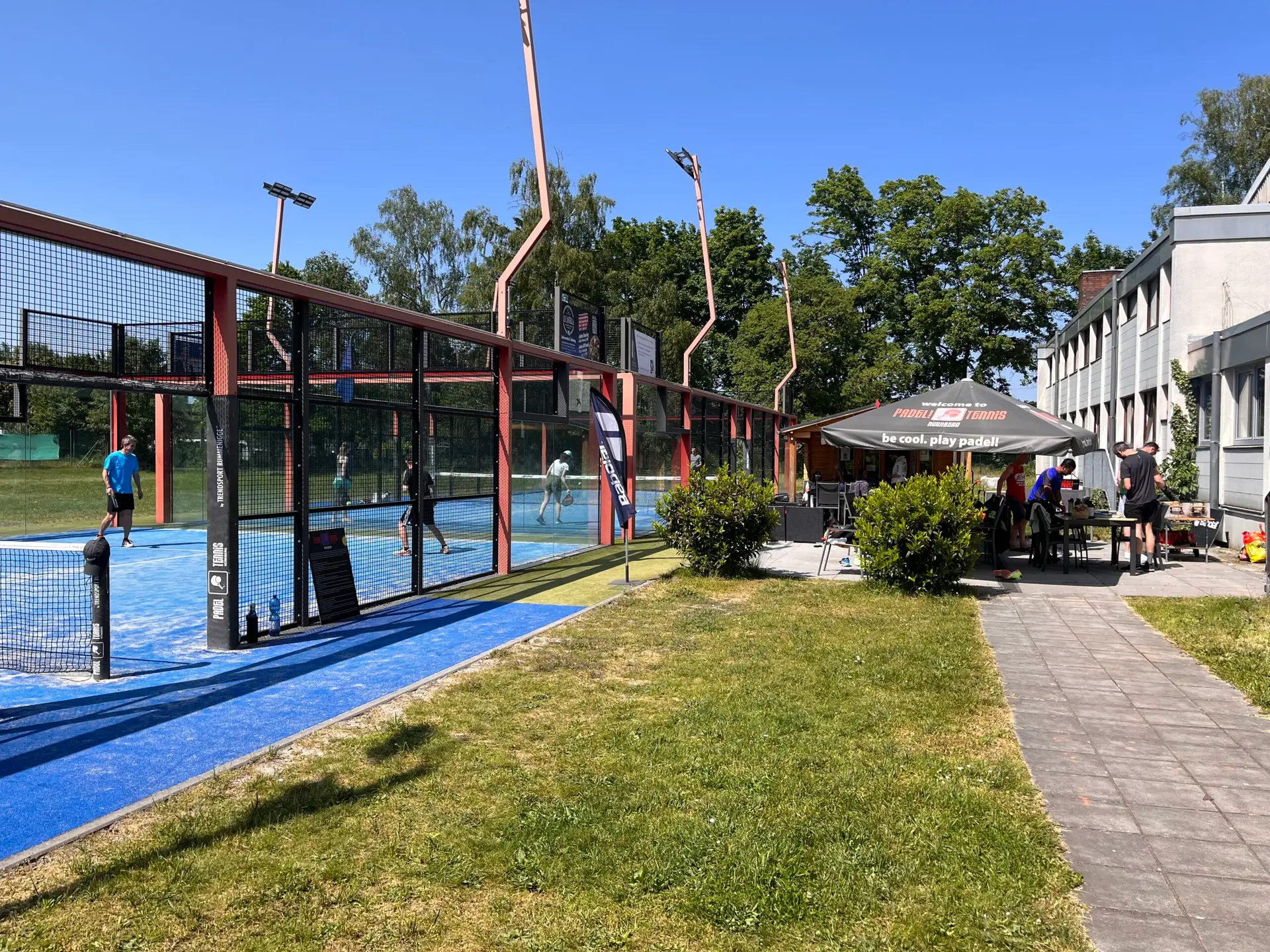 Außenbereich von Padel Tennis Nürnberg – Padelcourts und Spielbetrieb des Partners