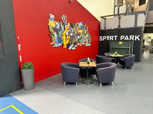 Lounge- und Aufenthaltsbereich im Sportpark Nord Nürnberg – Sitzbereich mit sportlichem Ambiente