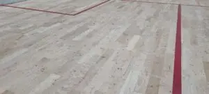 Squashboden der durch Schuhe mit schwarzen Sohlen verunreiningt ist